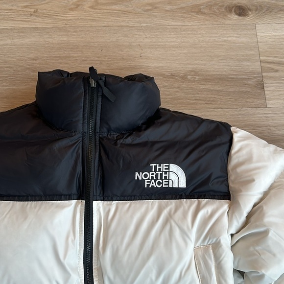 Nuptse Water Repellent 700 Fill Power Down Short Puffer Jacket
The North Face - Picture 8 of 11